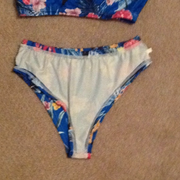 Follow two piece bathing suit - Picture 3 of 5